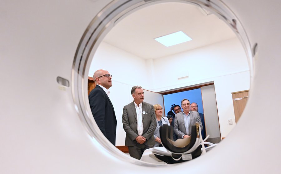 Instalación del tomógrafo en el Hospital de Colonia