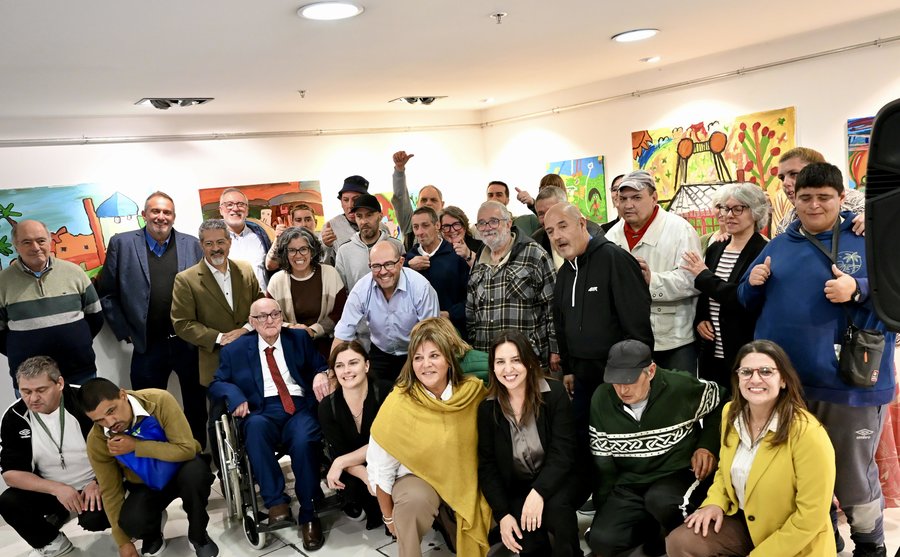 Artistas del CEREMOS llenaron de color el hall de ASSE